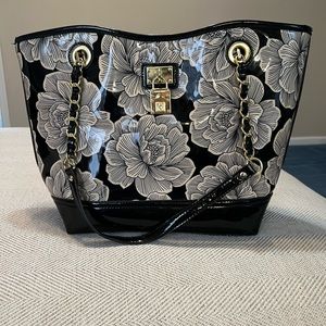 Anne Klein Purse: black, cream, florals, patent leather. In good condition